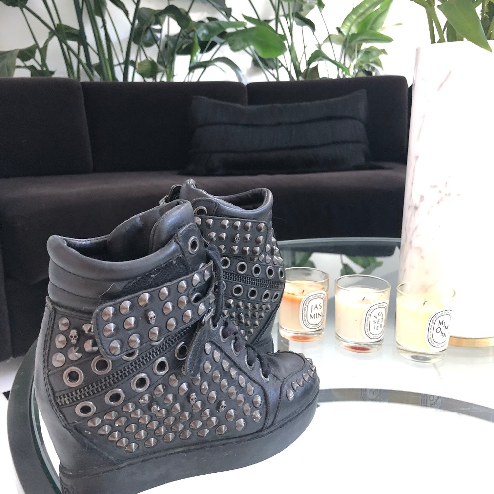 Ash boots